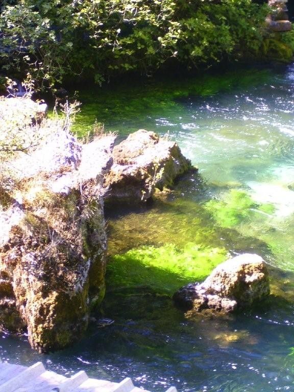 FONTAINE DE VAUCLUSE aujourd'hui FONTAINE DE VAUCLUSE aujourd'hui