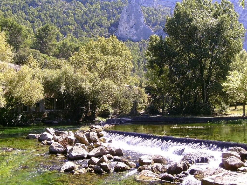 FONTAINE DE VAUCLUSE aujourd'hui FONTAINE DE VAUCLUSE aujourd'hui